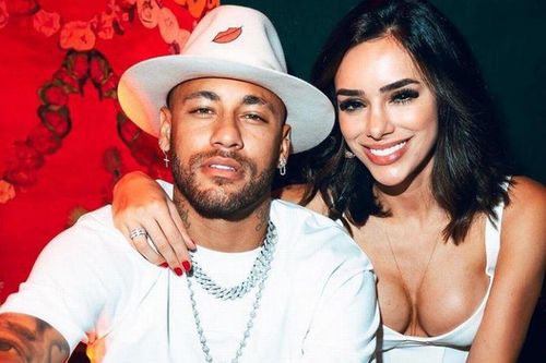 Bạn gái tạo dáng cực nóng bỏng bên Neymar nhân ngày Lễ tình nhân Brazi