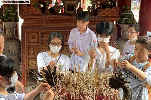 Hà Nội: Phụ huynh, học sinh đến Văn Miếu 'cầu may' trước kỳ thi vào lớp 10