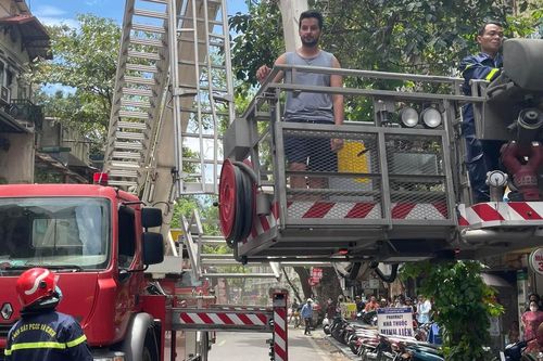 Cảnh sát đưa xe thang cứu khách nước ngoài từ tầng cao khách sạn bốc cháy