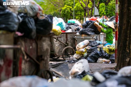 Rác thải chất đống, bốc mùi hôi thối trên nhiều tuyến phố Hà Nội