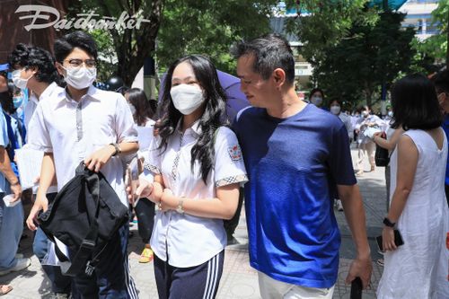 Đề thi Ngữ văn vừa sức, thí sinh, phụ huynh Hà Nội thở phào