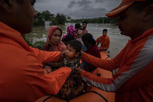 Hàng triệu người mắc kẹt khi lũ lụt tàn phá vùng Đông Bắc Bangladesh và Ấn Độ