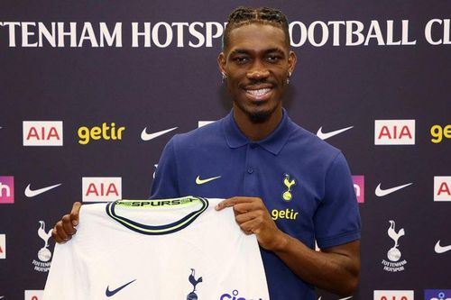 Tottenham chiêu mộ tiền vệ bị cáo buộc tấn công tình dục