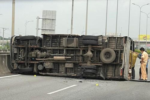 Vì sao nhiều ôtô ở TP.HCM liên tục nổ lốp, lật trên đường