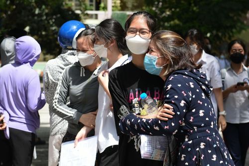 Kết thúc môn thi đầu tiên, sĩ tử Thủ đô vui mừng vì đề vừa sức