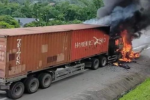 Xe container bất ngờ bốc cháy trên cao tốc Hà Nội - Lào Cai