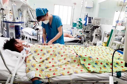 Nhân viên y tế nghỉ việc hàng loạt, công tác phòng, chống sốt xuất huyết gặp khó