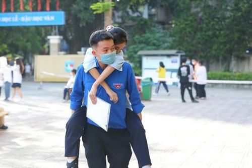 Những hình ảnh đẹp tuyệt vời: Công an, tình nguyện 'tiếp sức mùa thi' cho sĩ tử Thủ đô