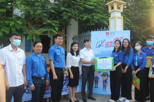 Bí thư T.Ư Đoàn Nguyễn Minh Triết thăm đội hình Tiếp sức mùa thi tại Đồng Nai
