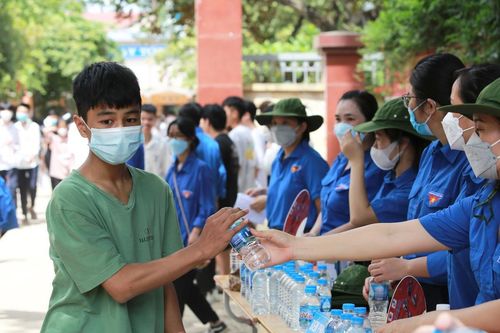 Thanh niên tình nguyện chạy xe ôm miễn phí, đội nắng tiếp sức sĩ tử