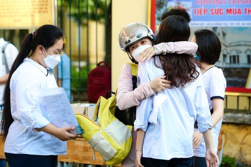Đến cổng trường những ngày thi để hiểu lòng cha mẹ