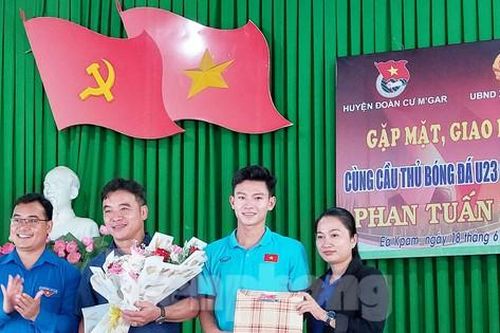 Gần 100 đoàn viên, thanh niên giao lưu cùng cầu thủ Phan Tuấn Tài