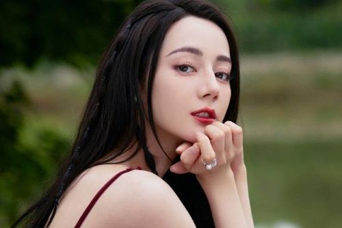 Địch Lệ Nhiệt Ba đẹp tựa đóa hoa hồng trong bộ ảnh mới