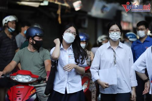 Học sinh Hà Nội thi lớp 10 dưới áp lực 'tỉ lệ chọi cao chưa từng thấy'