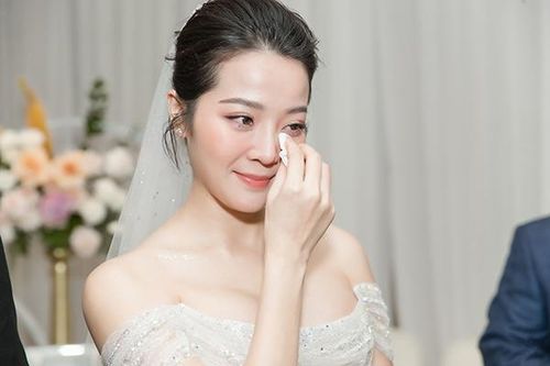 Karen Nguyễn khóc nức nở trong đám cưới với doanh nhân Lưu Chấn Bang