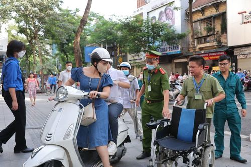 'Những gương mặt thầm lặng' căng mình cho kỳ tuyển sinh vào lớp 10