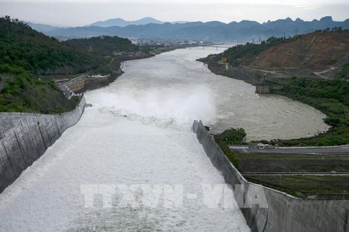 Nhà máy thủy điện Hòa Bình tiếp tục đóng cửa xả đáy