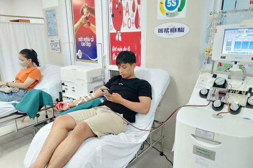 Vợ chồng trẻ chở nhau đi hiến máu cứu người trong đêm