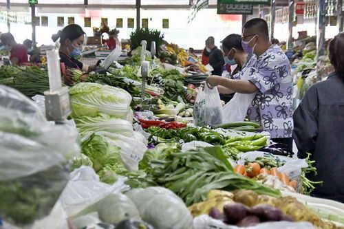 Vì sao Trung Quốc không rơi vào 'bão giá' như Mỹ, EU?