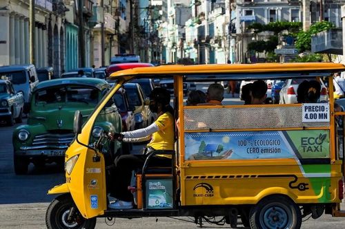 Thiếu xăng, người Cuba chuyển sang đi xe điện