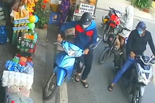 Vờ mua nước suối để trộm xe máy ở TP.HCM