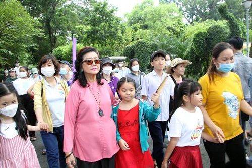 NSND Kim Cương vui cùng trẻ mồ côi tại Thảo Cầm Viên Sài Gòn