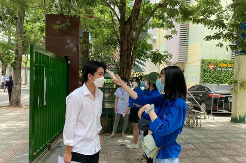 Thí sinh Hà Nội đến điểm thi sớm để tránh nắng, sẵn sàng môn thi cuối