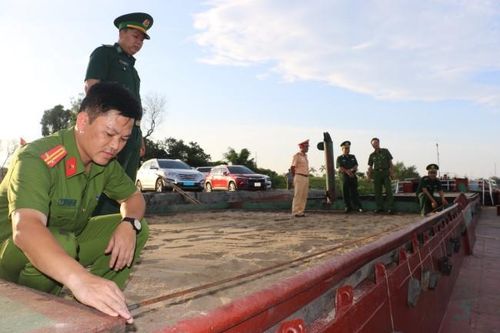 Giám đốc công ty thuê người làm giả hóa đơn để hợp thức hóa cát lậu