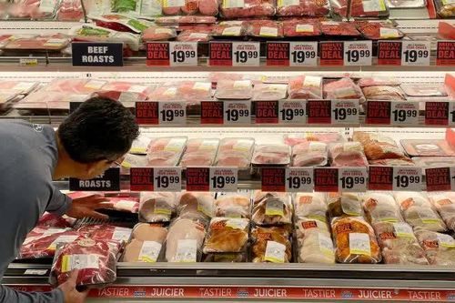 Mỹ: Nhiều người tiêu dùng thay đổi thói quen ăn uống, mua sắm khi giá cả lên cao