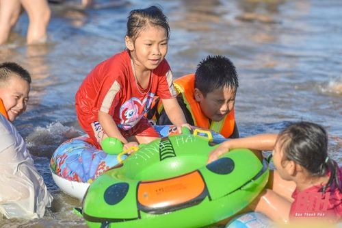 Nắng nóng, bãi biển Sầm Sơn đông nghịt người về tắm mát giải nhiệt