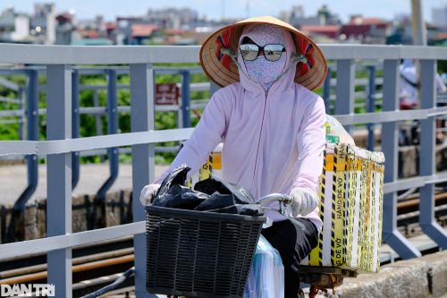 Nắng nóng như đổ lửa, người Hà Nội 'hạ nhiệt' dưới gầm cầu, gốc cây