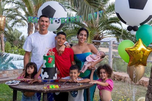 Ronaldo hạnh phúc bên tổ ấm