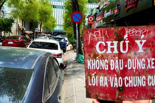 Vì sao TP.HCM phải bù lỗ 8 tỷ cho việc thu phí đậu ôtô trên đường?