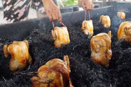 Món gà nướng úp nồi ở Thái Lan