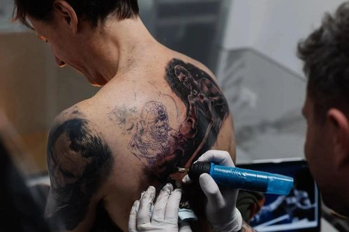 Lệnh cấm mực xăm màu gây khó cho nghệ sĩ