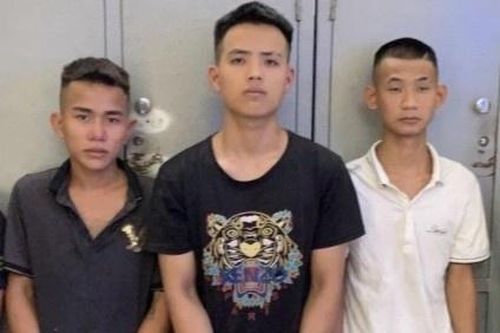 Bị dí dao cướp điện thoại khi đang ngồi hóng mát