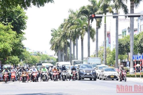 Lao động dưới trời nắng nóng gay gắt