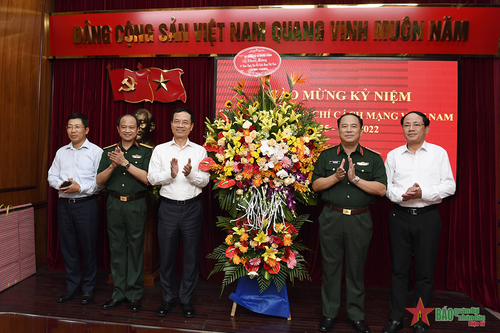 Bộ trưởng Bộ Thông tin và Truyền thông Nguyễn Mạnh Hùng thăm và chúc mừng Báo Quân đội nhân dân