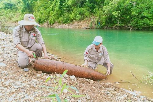Quảng Trị: Phát hiện quả bom 227kg nằm lộ thiên ở bờ sông