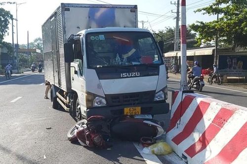 Một phụ nữ điều khiển xe tay ga qua đường trên Quốc lộ 1 bị xe tải tông tử vong