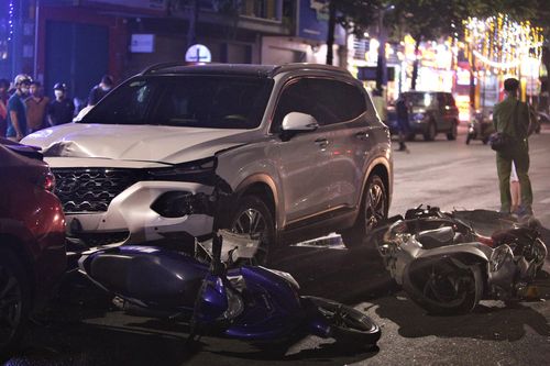 Ô tô đâm hàng loạt xe trong đêm, bà bầu 8 tháng bị thương nặng