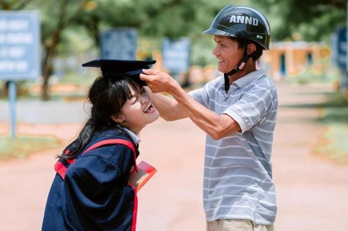 Khoảnh khắc ấm áp của nữ sinh bên cha trong ngày chụp ảnh kỷ yếu