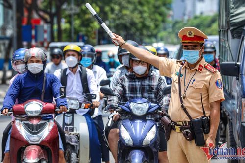 Người Hà Nội đi lại dưới nắng nóng như chảo lửa