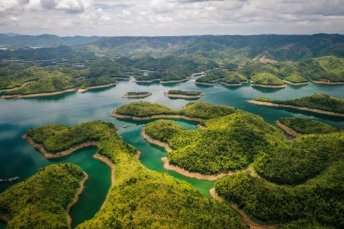Bay dù lượn, ngắm toàn cảnh 'Vịnh Hạ Long của Tây Nguyên'