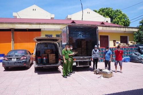 Triệt phá xưởng sang chiết dầu nhớt giả bán cho các tỉnh Tây Bắc