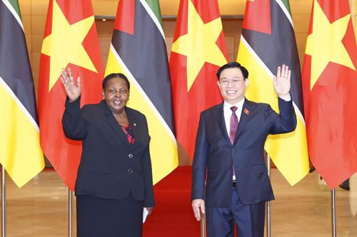 Chủ tịch QH Vương Đình Huệ hội đàm với người đồng cấp Mozambique