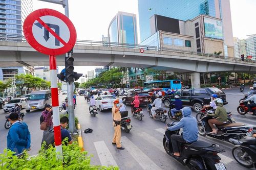 Giao thông Hà Nội đã bớt ùn tắc sau thí điểm phân luồng một số đường