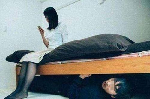 Trốn dưới gầm giường rình vợ ngoại tình suốt 8 tiếng, người đàn ông rơi cảnh thảm hại