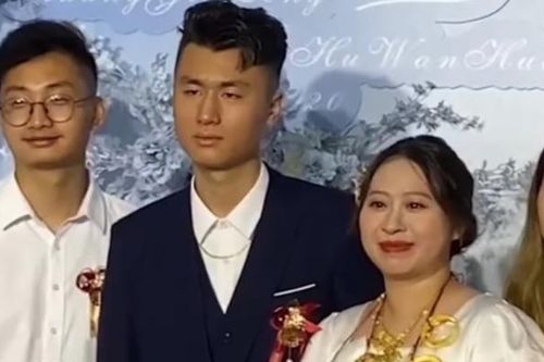 Chú rể trưng bộ mặt 'khó hiểu' suốt lễ cưới dù được nhà gái tặng 27 tỷ hồi môn
