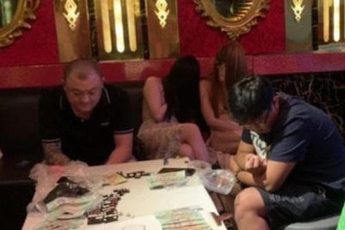 10 con bạc chui vào quán karaoke ăn thua cả trăm triệu đồng
